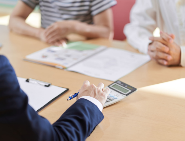 書類　手元　写真