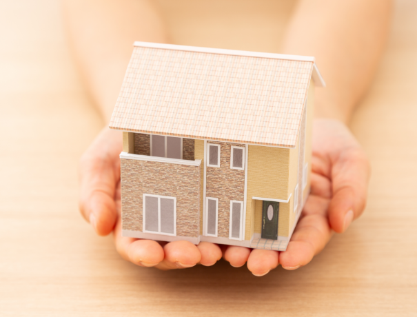 手元　家の模型　写真