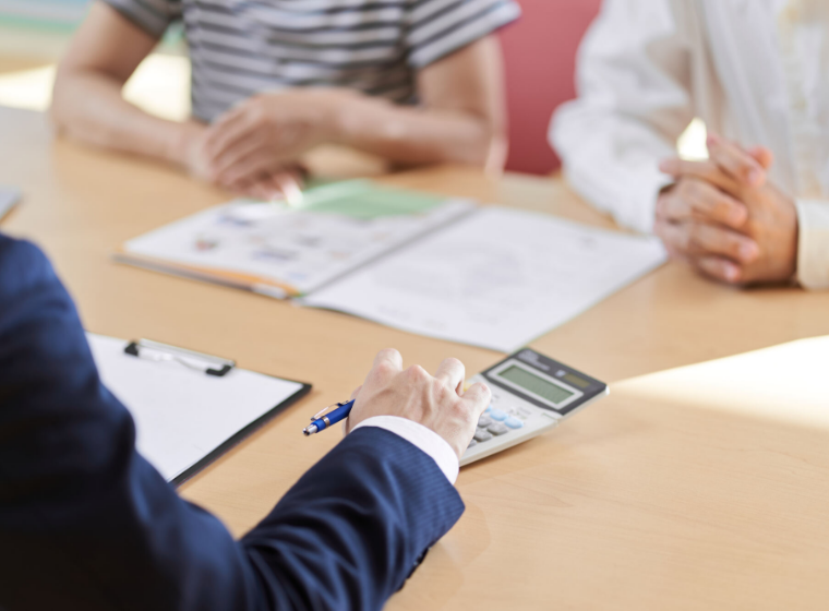 書類　手元　写真